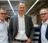 Die Displaypartner Christian Oetker-Kast (li., Casimir Kast) und Jürgen Bichelmeier (re., Rack & Schuck) mit dem neuen Geschäftsführer der Kraft Display GmbH, Michael Butkus (Mi.)