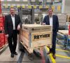 Reyher-Geschäftsführer Klaus-Dieter Schmidt und Matthias Hebrok, Geschäftsführer Cartoflex zeigen die neuen Greencor-Palettenabdeckungen.