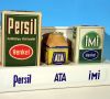 Die emaillierte Wandhalterung für die drei Henkelklassiker Persil, ATA und IMI waren ab den Dreißigerjahren in fast jeder Küche zu finden. 