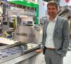 Tobias Weber, CEO Weber Maschinenbau, freut sich, dass mit der Entwicklung eines eigenen Etikettierers die Lücke in der Prozesslinie geschlossen ist.