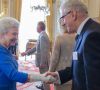 Königin Elisabeth II. gratuliert Graham Clements, Geschäftsführer Ishida Europe zum Erhalt des Queen's Award for Enterprise.