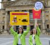 Aktivistinnen der Deutschen Umwelthilfe demonstrieren vor dem Bundesverwaltungsgericht mit Plakaten gegen McDonald's
