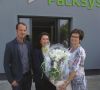 Frau Dr. Gabriela Lantzsch begrüßt das geschäftsführende Geschwisterpaar Anja und Simon Hähn auf dem neuen Firmengelände in Großpösna.