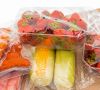 Obst und Gemüse in Folienverpackung