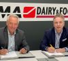 Peter Walter, geschäftsführender Gesellschafter CDE und Thomas Becker, CEO und Partner IMA Dairy & Food, bei der Vertragsunterzeichnung.