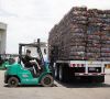 Die von den Socios Acopiadores gegen Entgelt eingesammelten PET-Flaschen werden zusammengepresst und können so in großen Mengen zu den Recyclingfabriken transportiert werden.