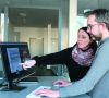 Stephanie Wahlbrink und Jens Fechtel von VN Reproduktion & Kommunikation GmbH bei der Prüfung mit dem automatisierten Proofreadingsystem Eye-C Proof-Text