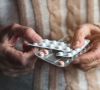Blisterverpackungen sind im Pharmabereich häufig anzutreffen, obwohl sie speziell älteren Menschen Schwierigkeiten bei der Entnahme bereiten können.