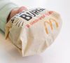 McDonald's verpackt seine "Deutschlandburger" sowie die McWraps künftig  in einer Verpackung aus Graspapier.