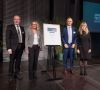 v.l.n.r.: Frank Lendowski, Bettina Bastien, Brand Owner Manager Flexible Verpackungspapiere, und Dr. Markus Wildberger nehmen den Umwelttechnikpreis Baden-Württemberg 2023 entgegen.