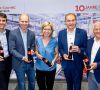 v.l.: Fabio Cella, Herbert Bauer, Leonore Gewessler, Leonhard Schneemann und Gerald Handig bei der Eröffnung der Mehrwegglaslinie bei Coca-Cola Österreich HBC
